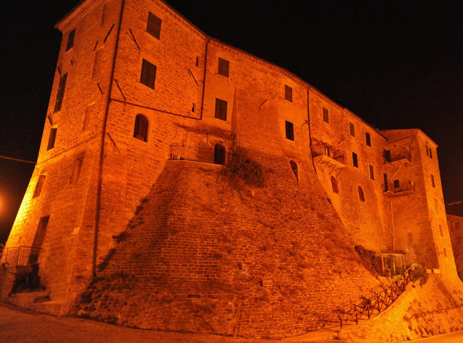 86 4.3G SI CONSOLIDANO LE MURA